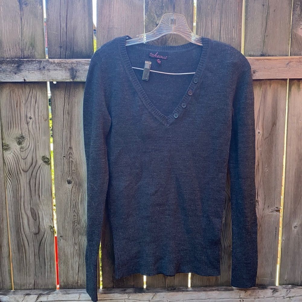 Takeout faux button top sz. M